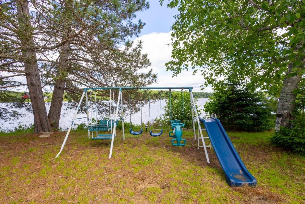 Lake House Chalet Laurentians photo 3