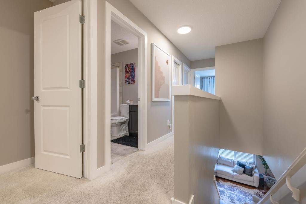 3 Bedroom Luxury Home With Office & Theatre photo 3