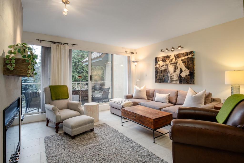 3BR and Den in Gleneagle — photo 1