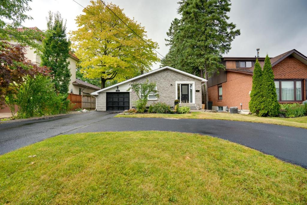 Furnished Family Home near Toronto - Great Location Game Room - Backyard - Parking & Self Checkin photo 2