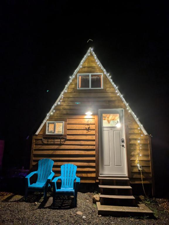 Farmhouse cabin on 33 acre farm — photo 1