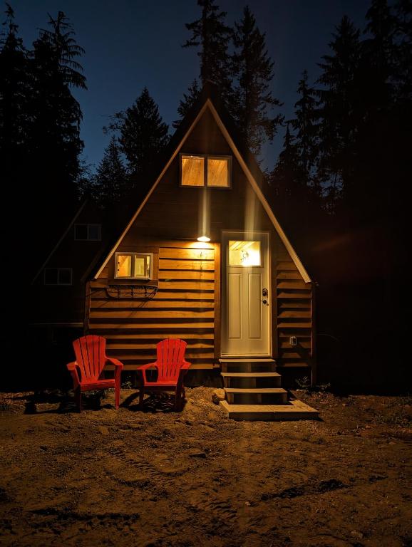 Farmhouse cabin on 33 acre farm photo 2