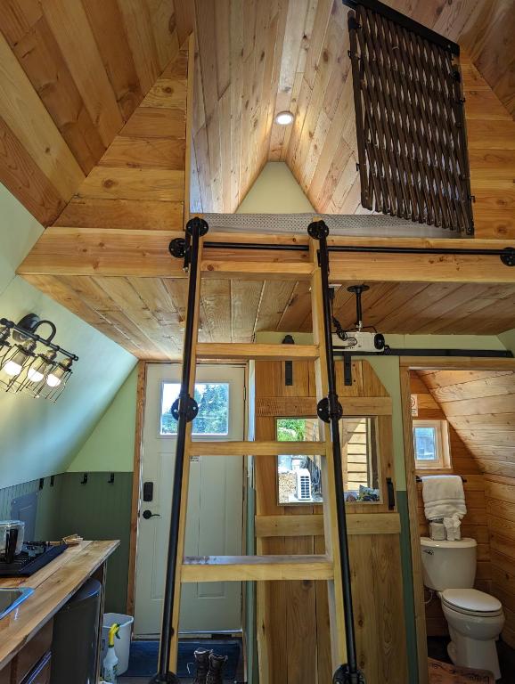 Farmhouse cabin on 33 acre farm photo 3