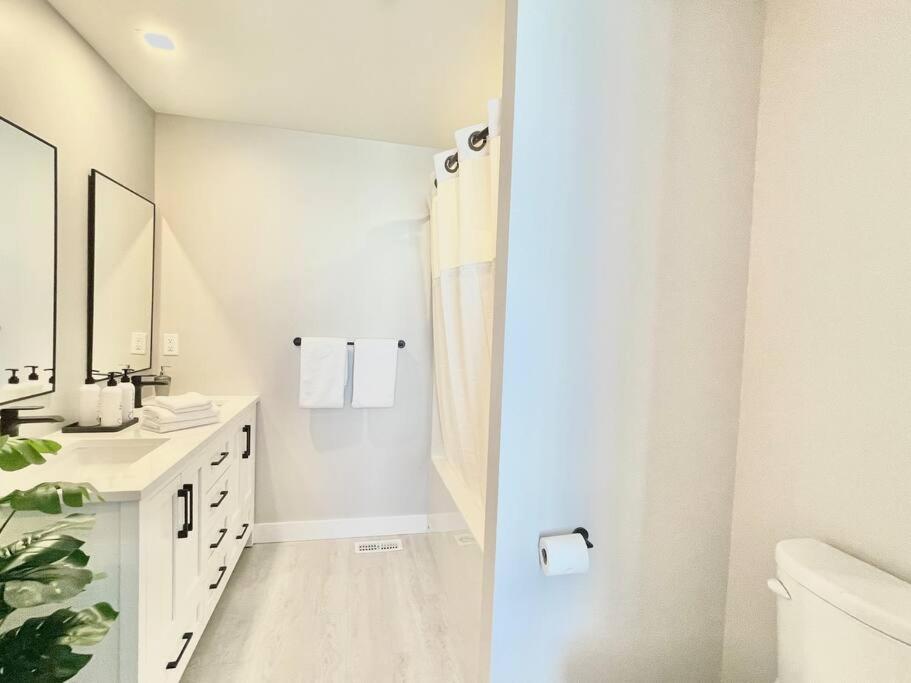 ENTIRE Sunrise Resort Townhome in Parksville photo 3