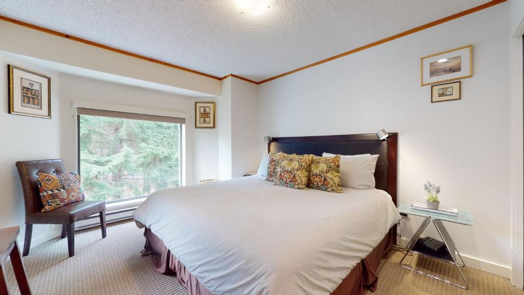 2BR plus Den in The Gables photo 2