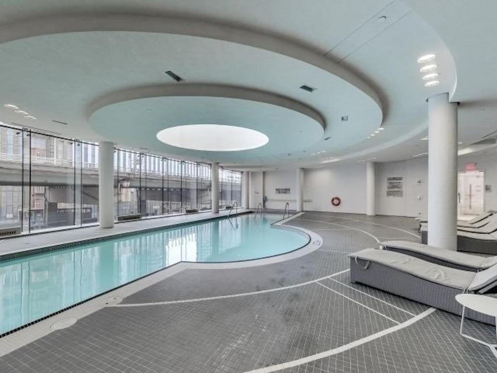 Beautiful Luxurious Modern Condo With Breathtaking Views photo 2