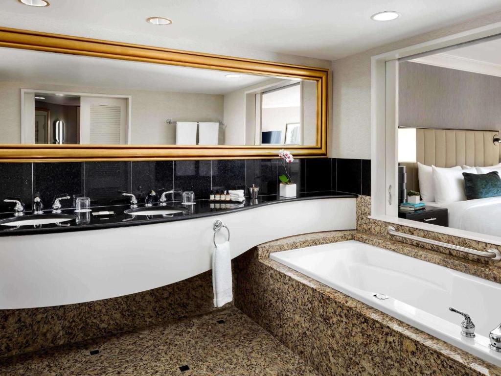 Fairmont Vancouver Airport In-Terminal Hotel photo 2