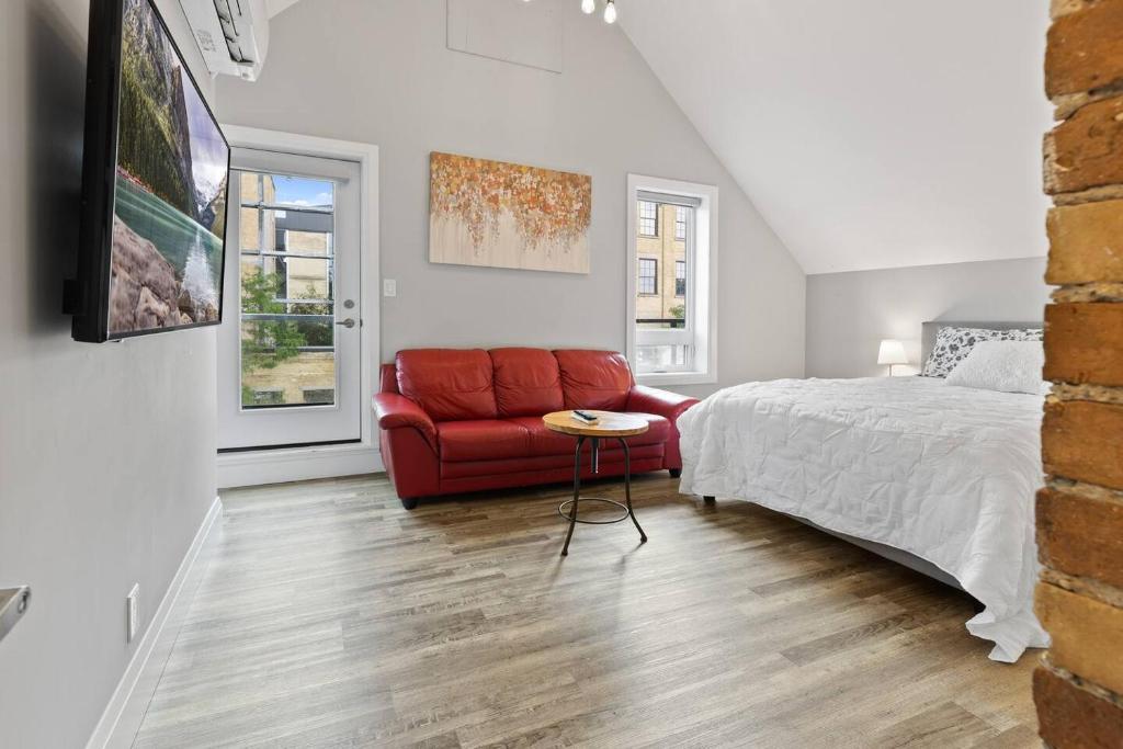 ENTIRE BACHELOR UNIT EN-SUITE ACROSS FROM GOOGLE - br4 photo 2