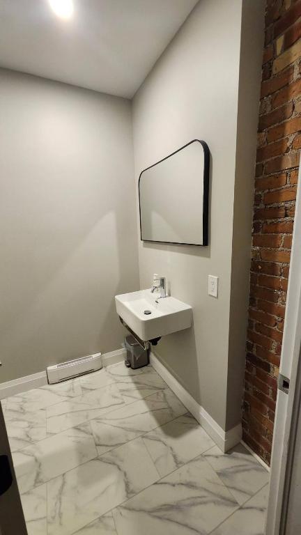 ENTIRE BACHELOR UNIT EN-SUITE ACROSS FROM GOOGLE - br4 photo 3