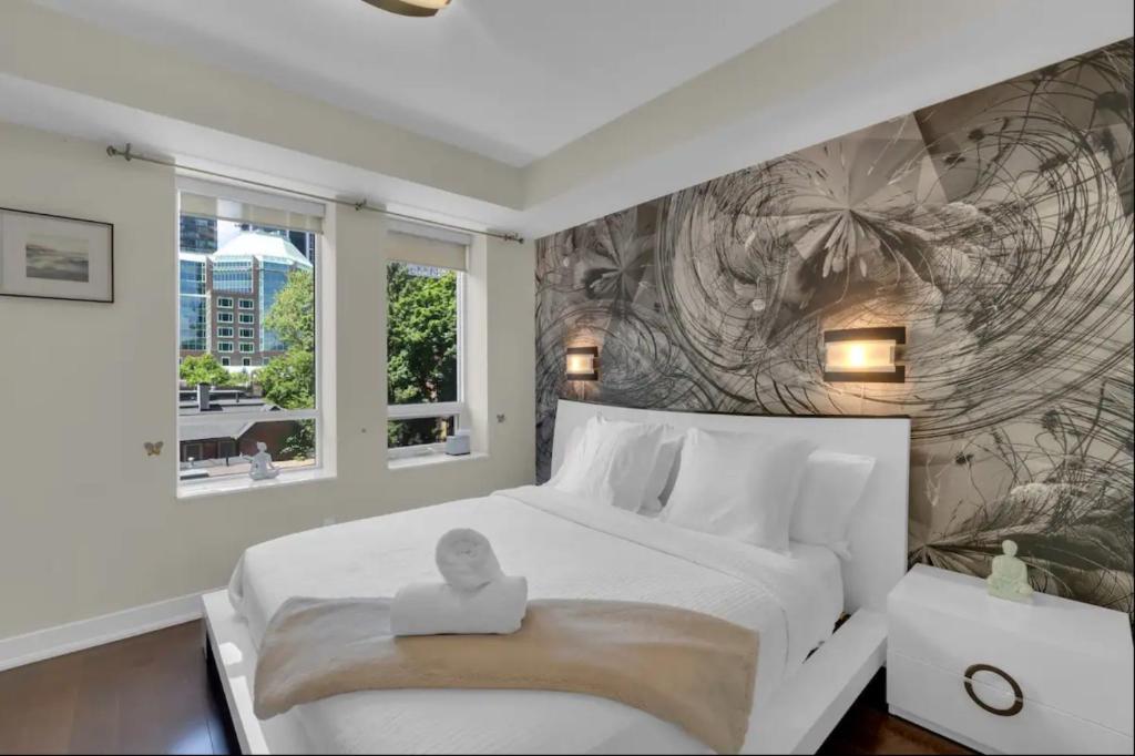 1560 sqft Elegant Condo at Downtown Hi-End Shopping & Dining Area - CN Tower View