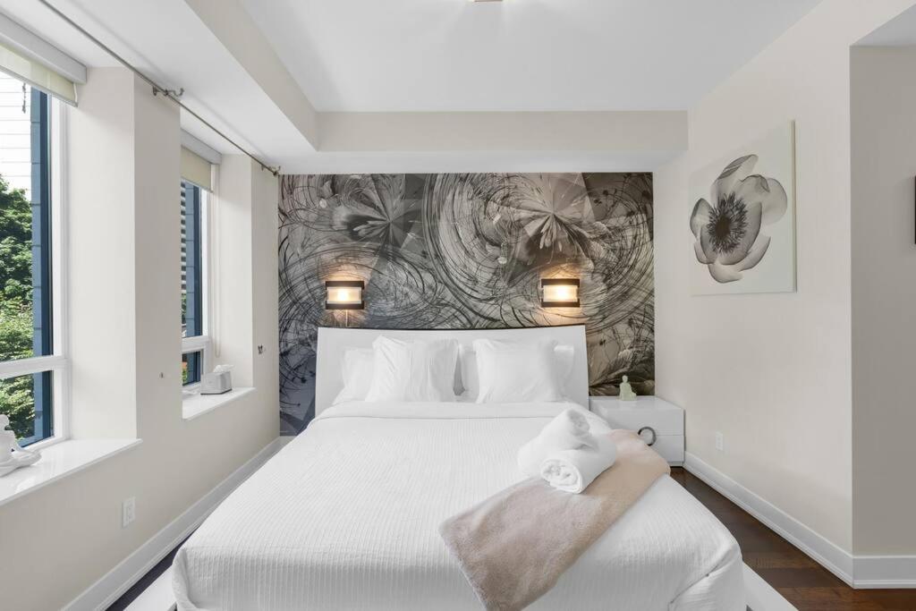 1560 sqft Elegant Condo at Downtown Hi-End Shopping & Dining Area - CN Tower View photo 2