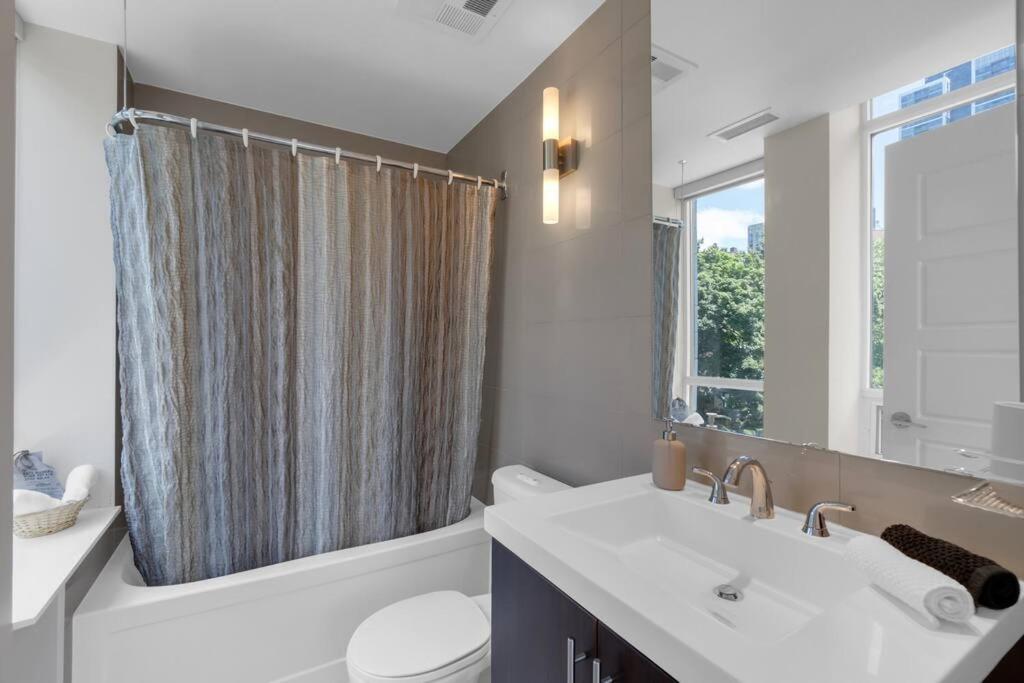 1560 sqft Elegant Condo at Downtown Hi-End Shopping & Dining Area - CN Tower View photo 3