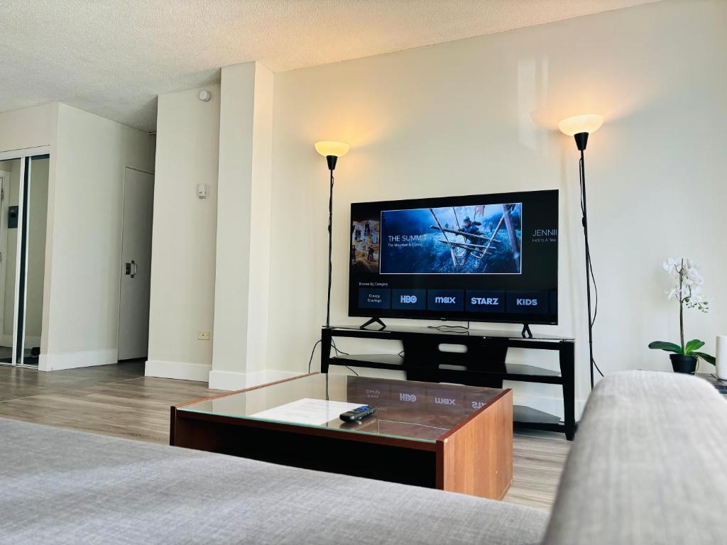 Cozy 1 Bedroom Condo with Parking — photo 1