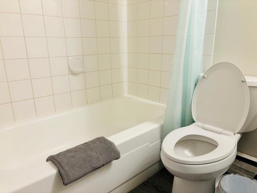 Cozy 1 Bedroom Condo with Parking photo 3