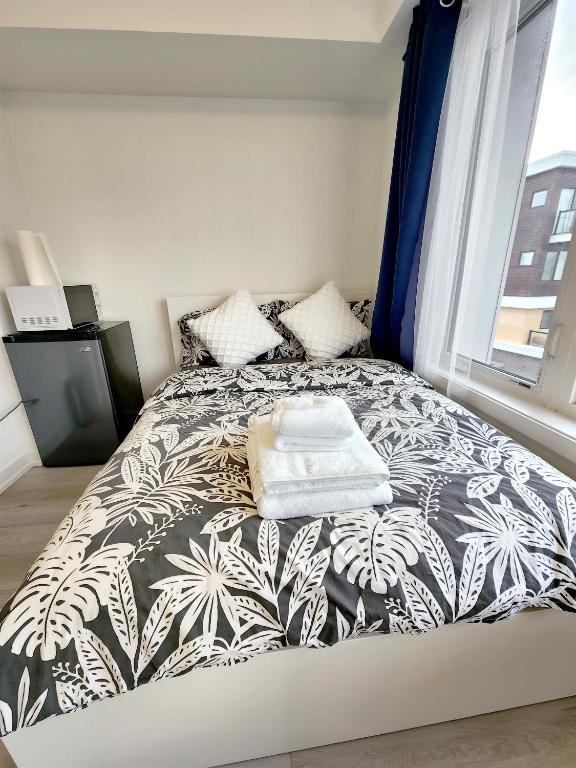 King Bed TV Private Ensuite Retreat Bathroom or Economical Double Bed Room photo 2