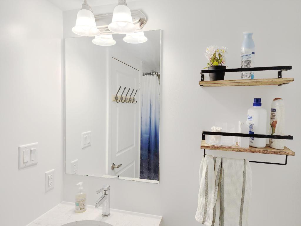 King Bed TV Private Ensuite Retreat Bathroom or Economical Double Bed Room photo 3