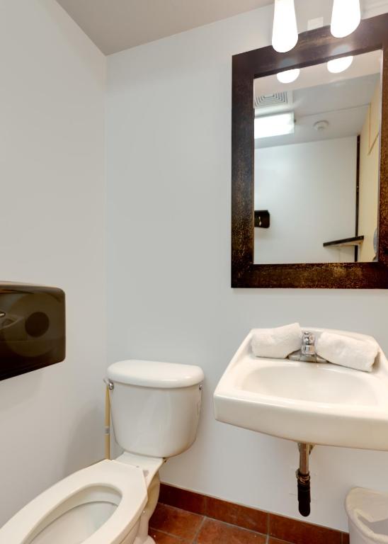 HI Kelowna Hostel photo 3