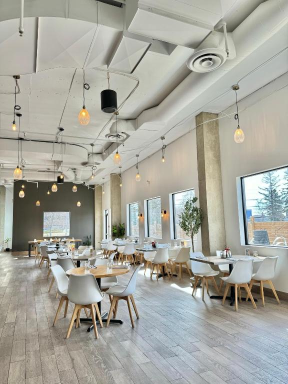 Divya Sutra Plaza and Conference Centre Calgary Airport photo 2