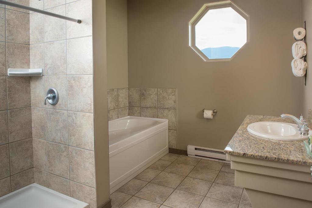 Hilltop Inn - Salmon Arm photo 3