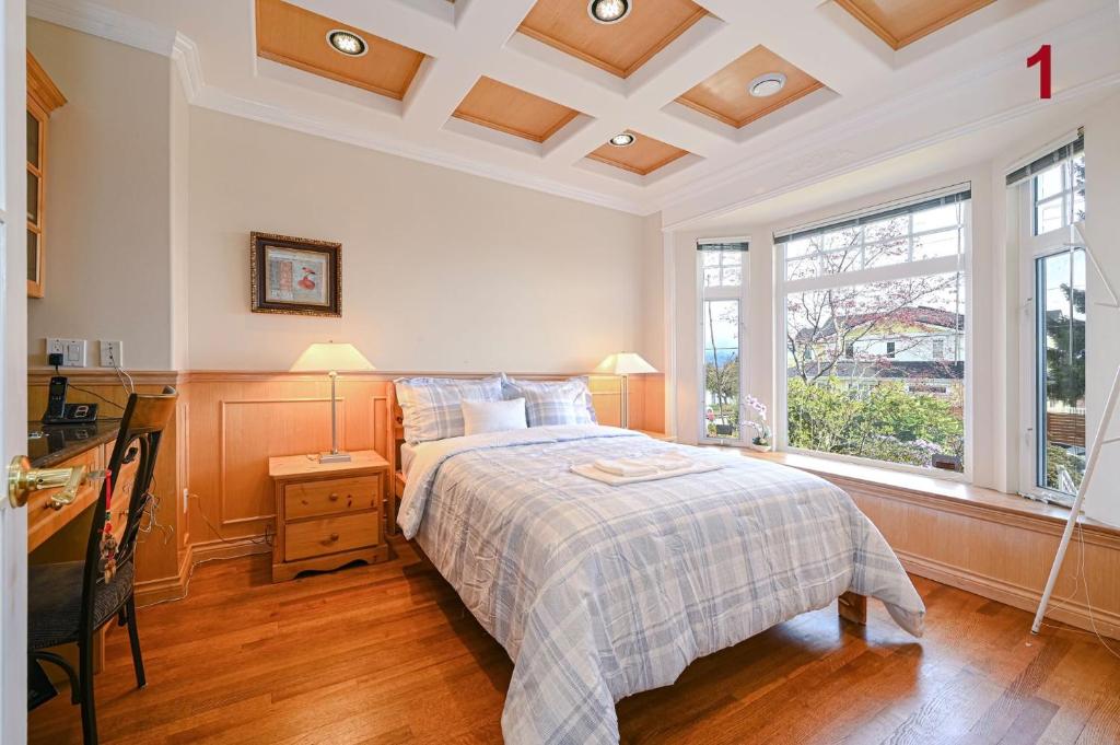 7 Bedrooms in the Heart of Vancouver photo 2
