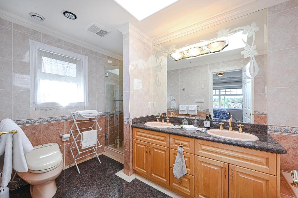 7 Bedrooms in the Heart of Vancouver photo 3