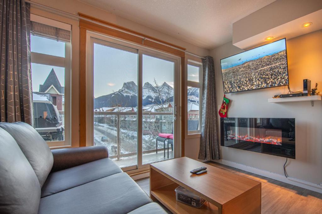 Top Floor Condo - 2BR & AC with Mountain Views — photo 1