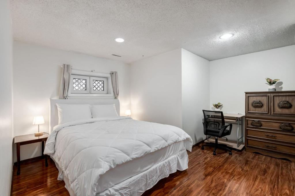 Cozy 2BR Walkout Suite Near YYC Free Parking — photo 1