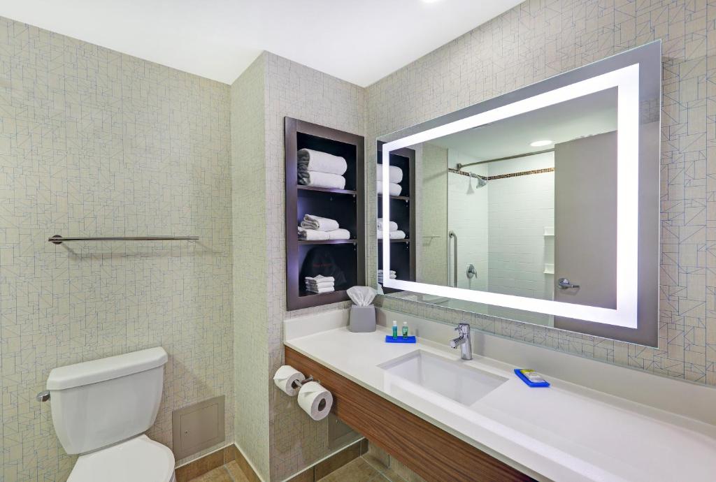 Holiday Inn Express & Suites - Woodstock photo 2