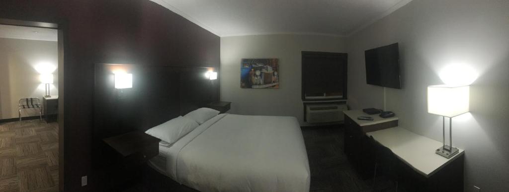 Homestead Inn & Suites photo 2