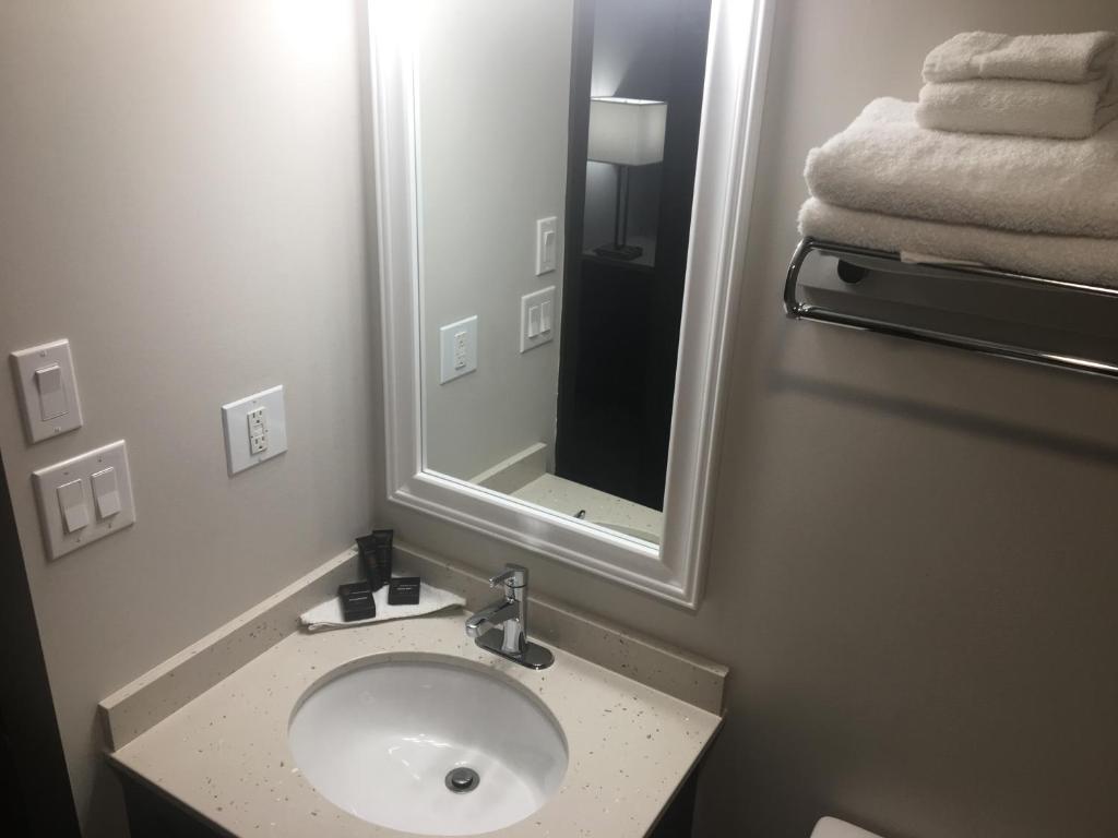 Homestead Inn & Suites photo 3