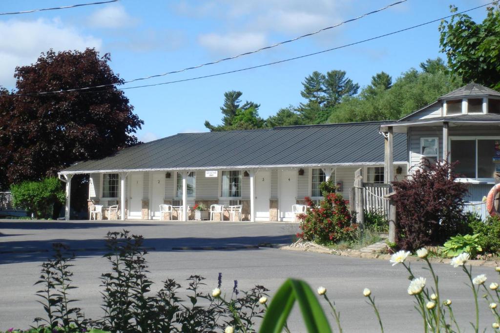 Boathouse Country Inn — photo 1