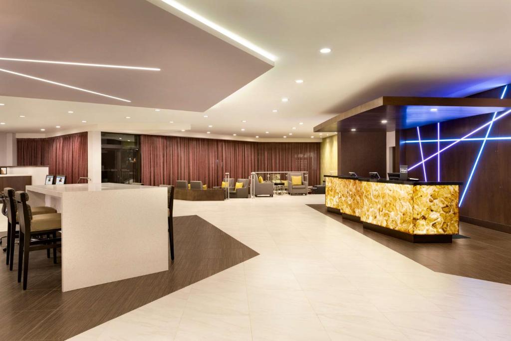 DoubleTree by Hilton Hotel Toronto Airport West — photo 1