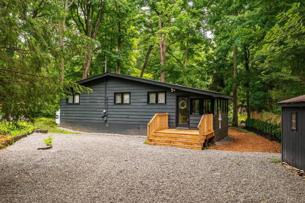 Black River Haus - Scandinavian Riverfront Cabin Muskoka photo 3