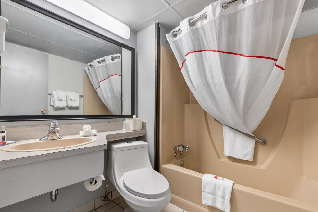 Emerald Hotel & Suites Calgary Airport photo 3