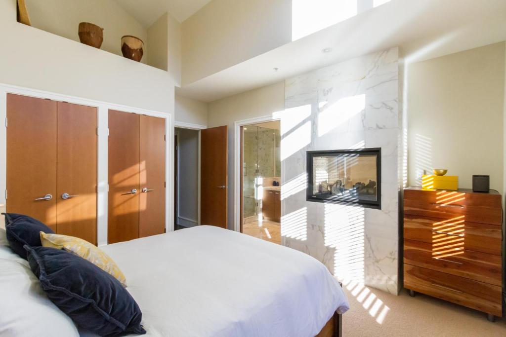 07 Fitzsimmons Walk photo 2