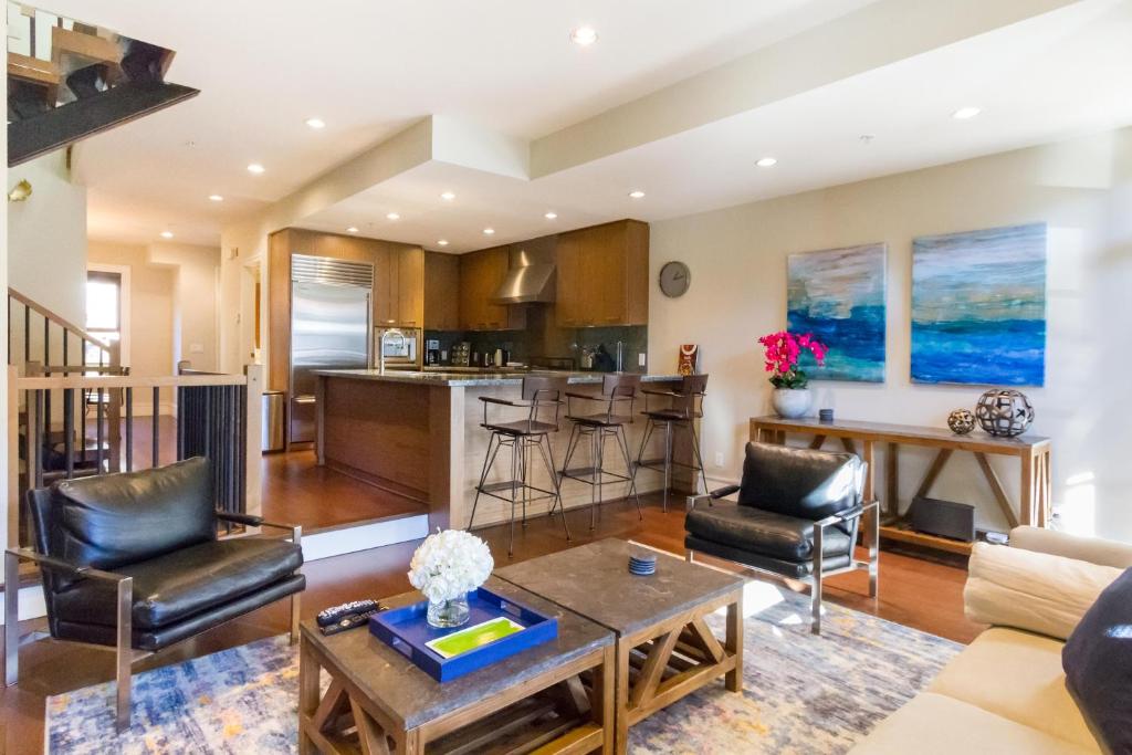 07 Fitzsimmons Walk photo 3