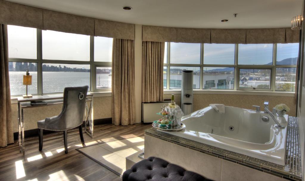 Coast Lonsdale Quay Hotel photo 3