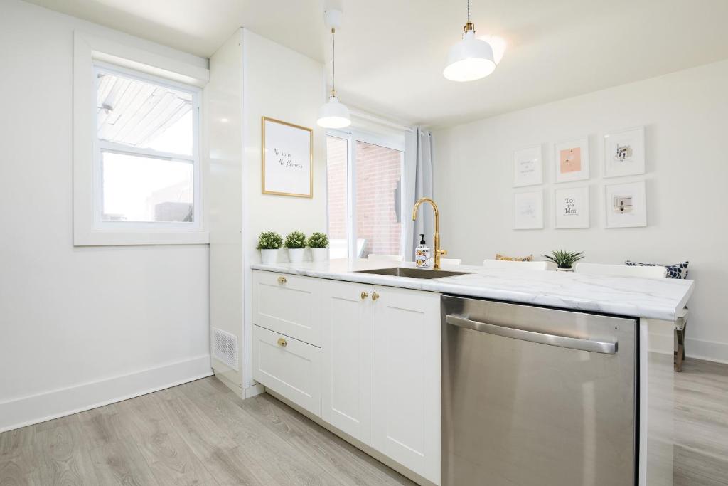 Chic Plaza St-Hubert Apt 2BR 2BA — photo 1