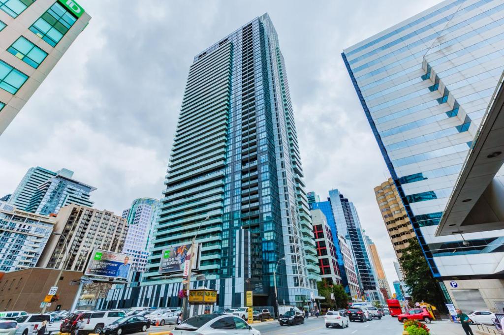 Chol Suites Downtown Toronto CN Tower View 2BR Condo Free Parking Near Rogers Centre MTCC Blue Jays — photo 1