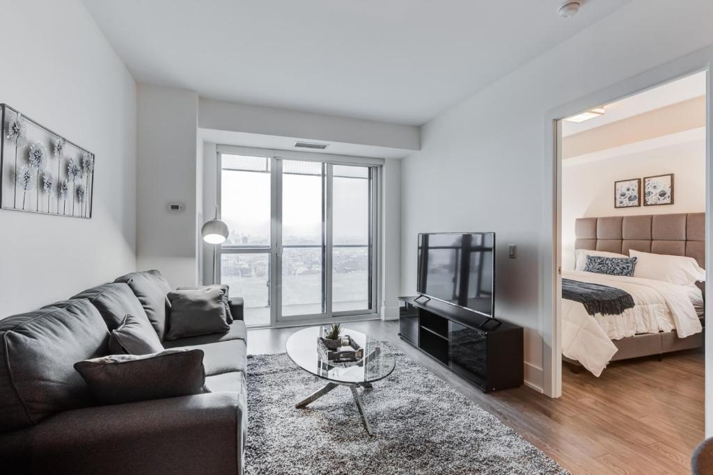 Chol Suites Downtown Toronto CN Tower View 2BR Condo Free Parking Near Rogers Centre MTCC Blue Jays photo 2