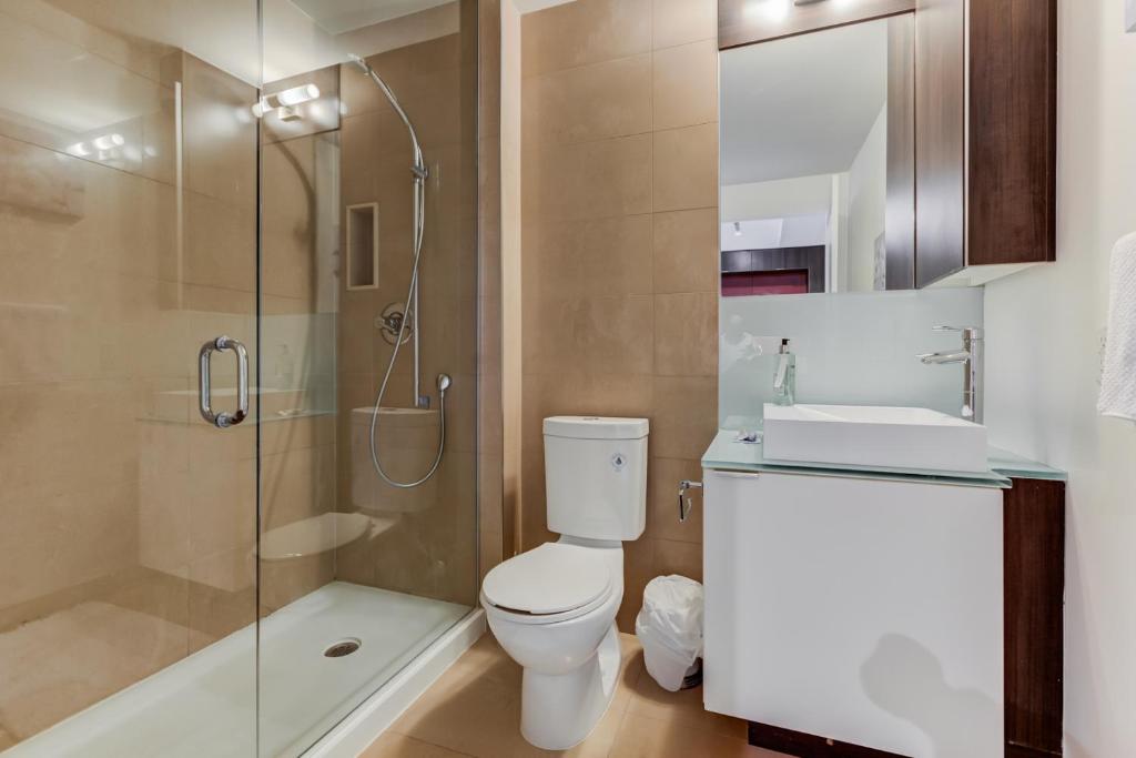 Chol Suites Downtown Toronto CN Tower View 2BR Condo Free Parking Near Rogers Centre MTCC Blue Jays photo 3