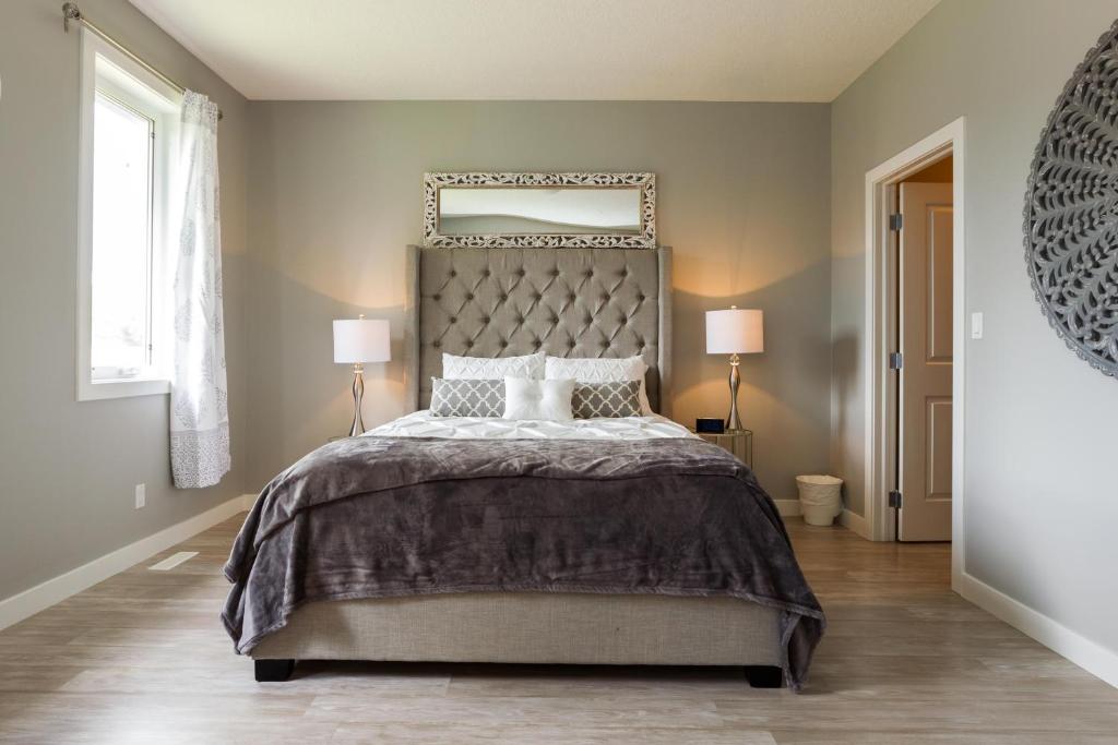Executive Home - Long Stays Welcome - Garage Parking - Free WiFi & Netflix photo 2