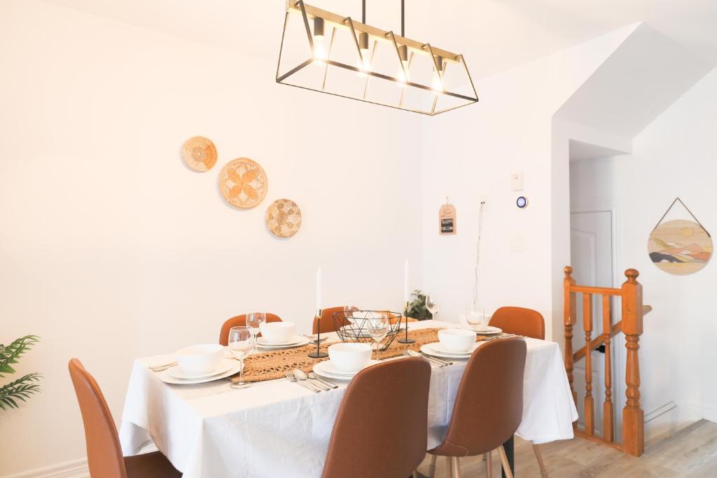 Family-Friendly Boho Stay - Sleeps 10 - Near the Falls — photo 1