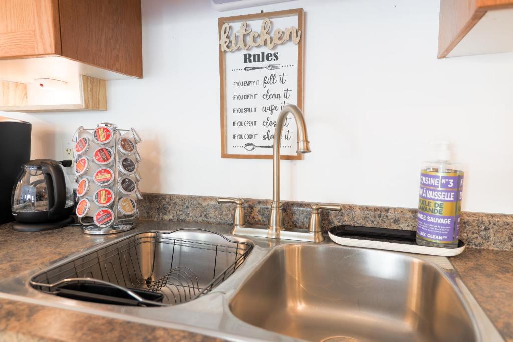 Family-Friendly Boho Stay - Sleeps 10 - Near the Falls photo 3
