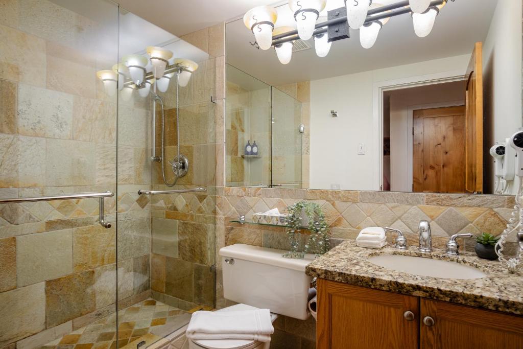 2BR plus Den in Woodrun photo 3