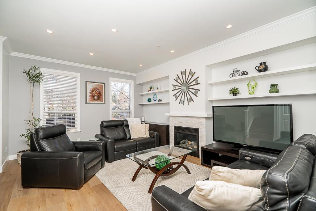 Comfortable and Modern Rowhouse Perfect for BC Escapade — photo 1