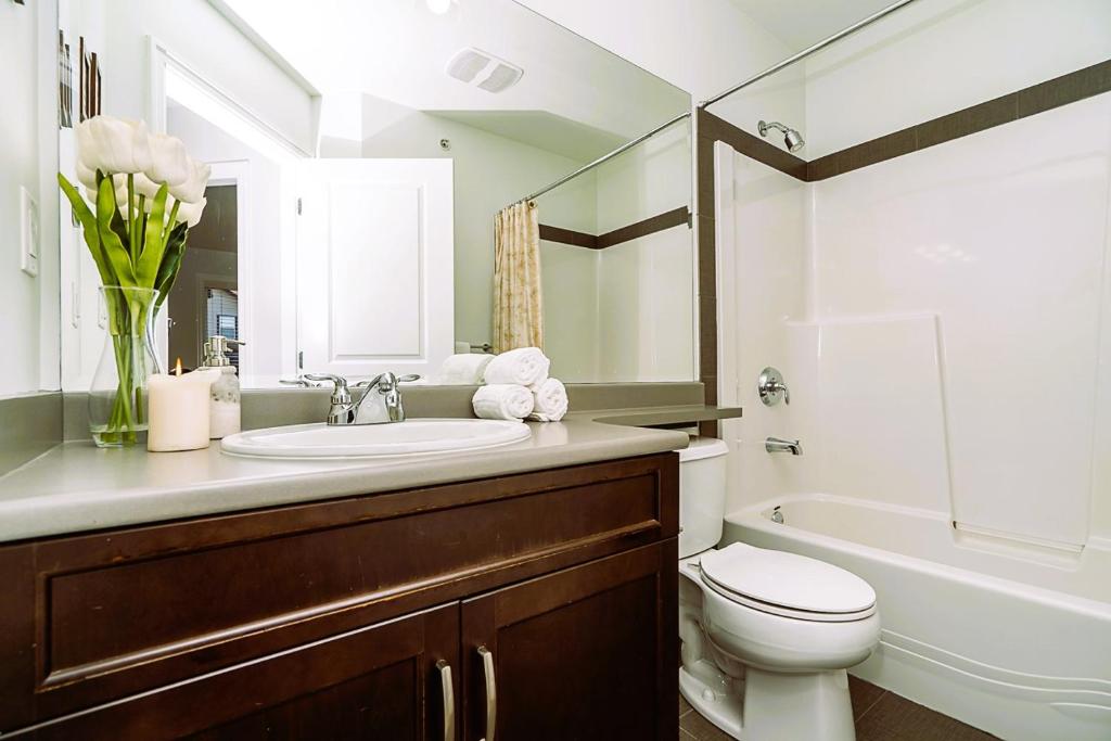 Comfortable and Modern Rowhouse Perfect for BC Escapade photo 3