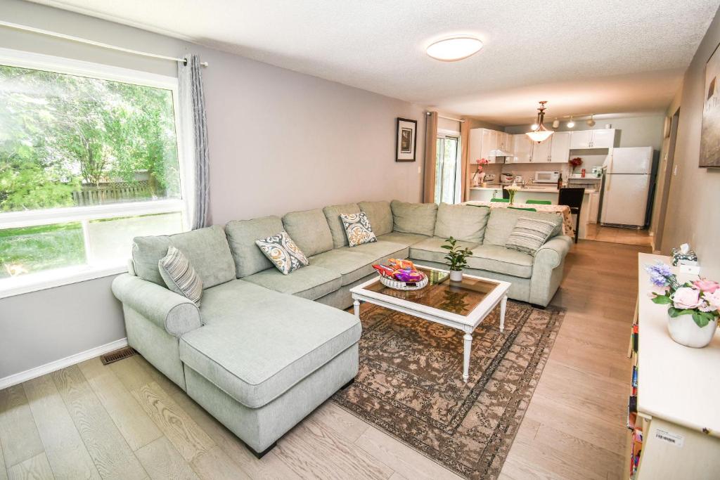 Lake Simcoe 4 Bedroom Family Home Ideal Toronto Area Retreat — photo 1