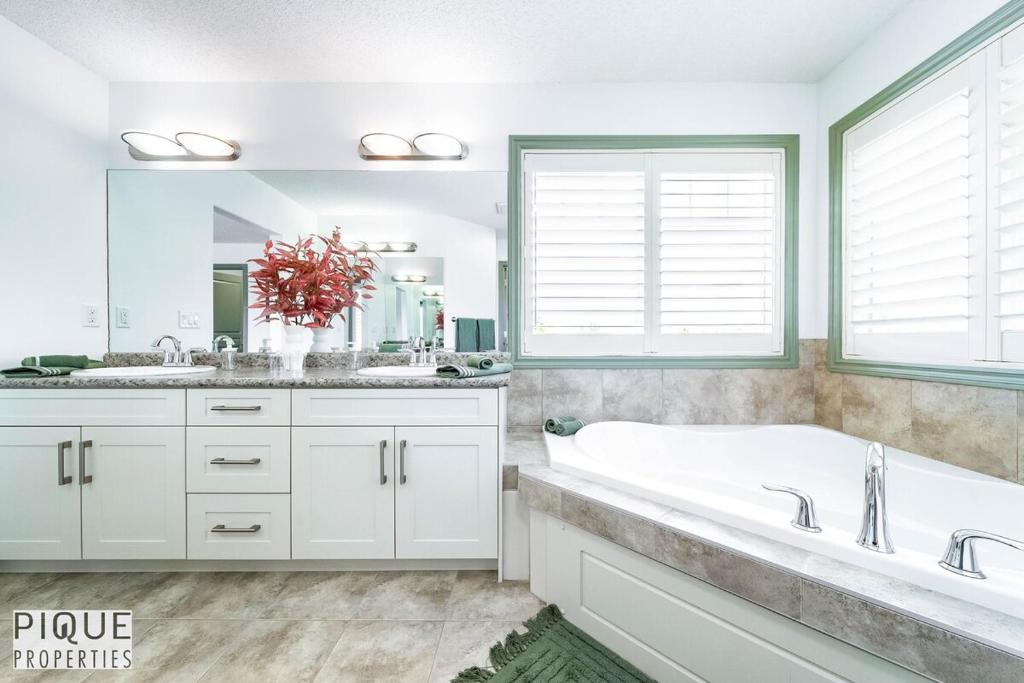 Bright Luxury Home-Hot Tub-Sunroom-King Bed-AC photo 3