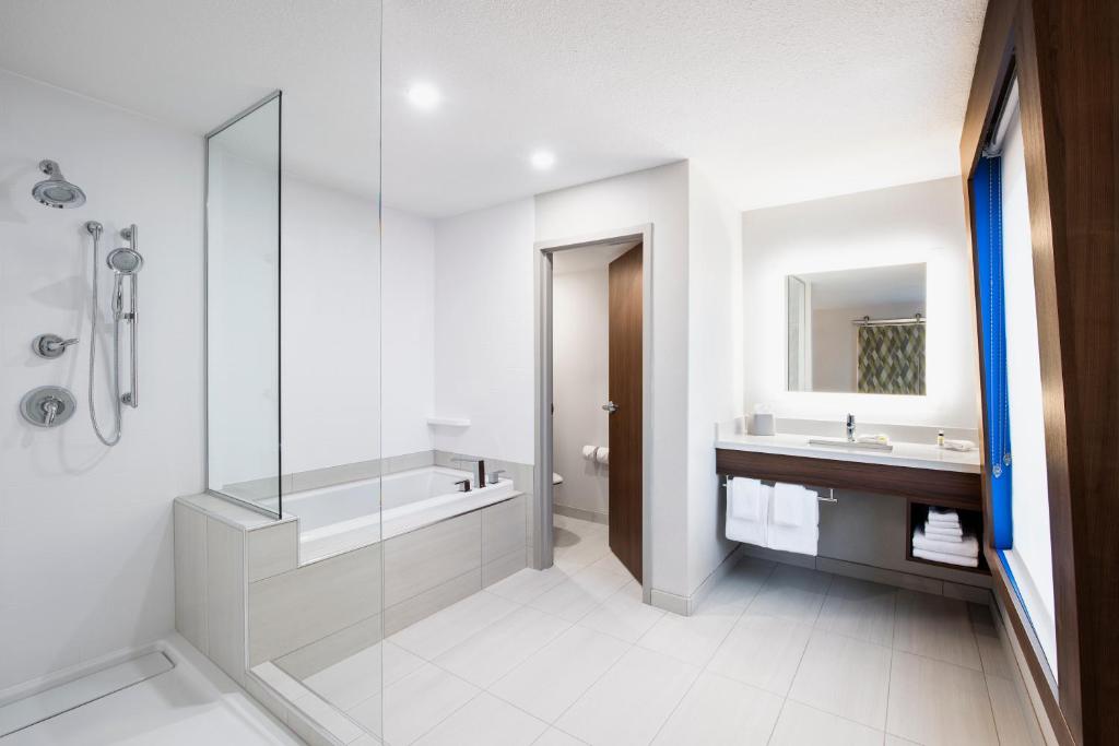 Holiday Inn Express & Suites Saskatoon Centre by IHG photo 3